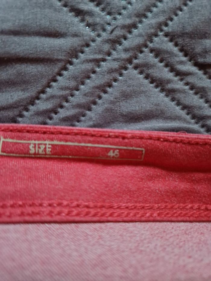 Pantalon jean de couleur rouge neuf - photo numéro 3