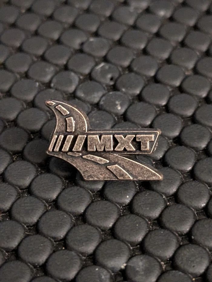 Pin's pneu Michelin MXT signé Pichard
