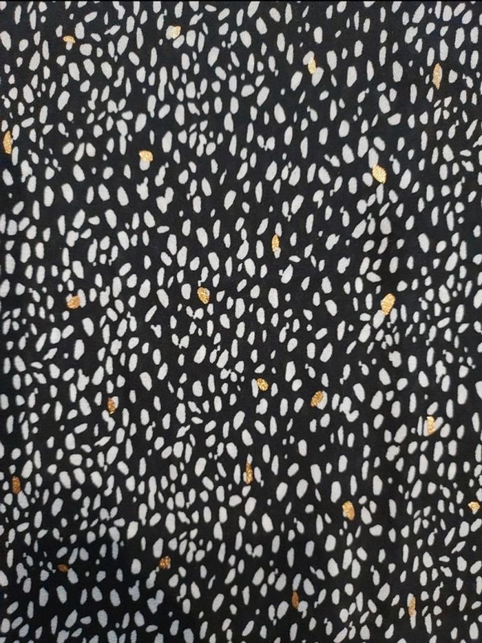 Robe noire avec inclusions blanches et dorées - photo numéro 2