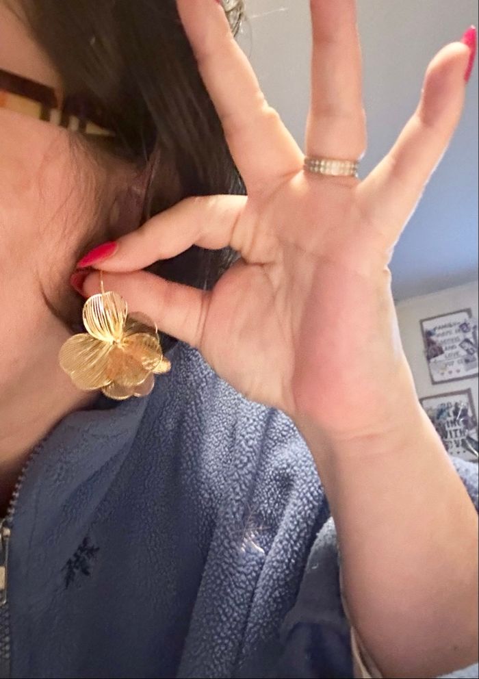 Boucles d’oreilles / Créoles  NEUVES pour femme en forme de fleurs 🌼 couleur doré - photo numéro 3