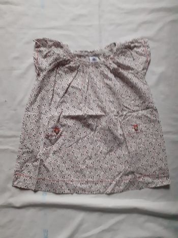 Robe blanche à motif fleurs marine et rouge