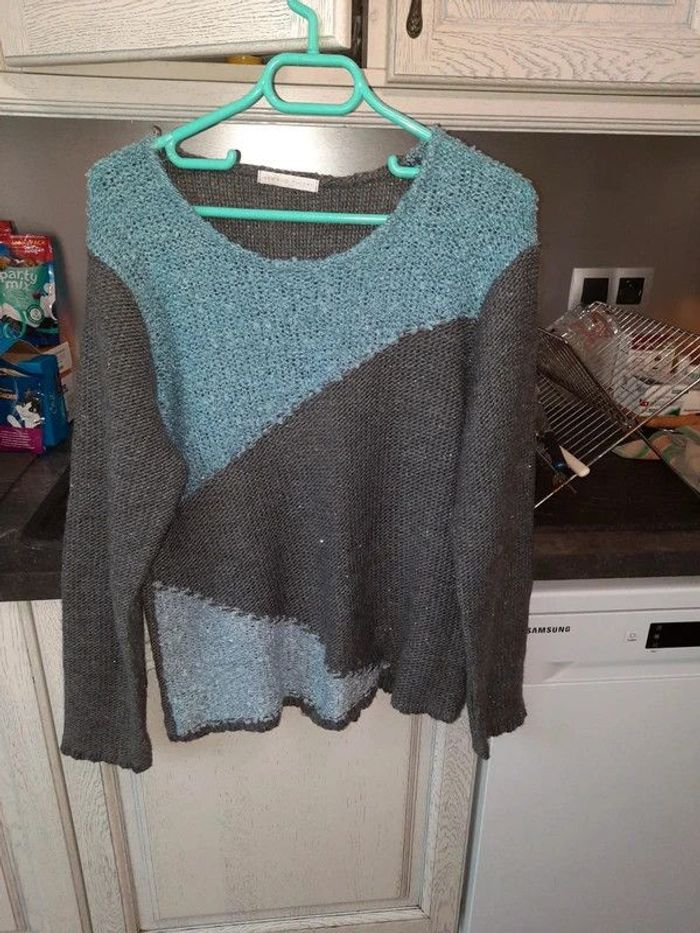 Pull – taille 5 – Armand Thiery – couleur gris, bleu avec fil argenté