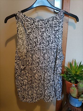 Débardeur noir et blanc tacheté