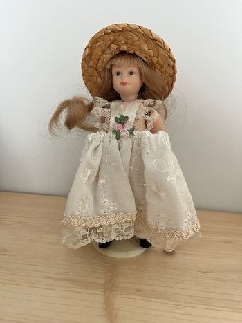 Poupée sur trépied