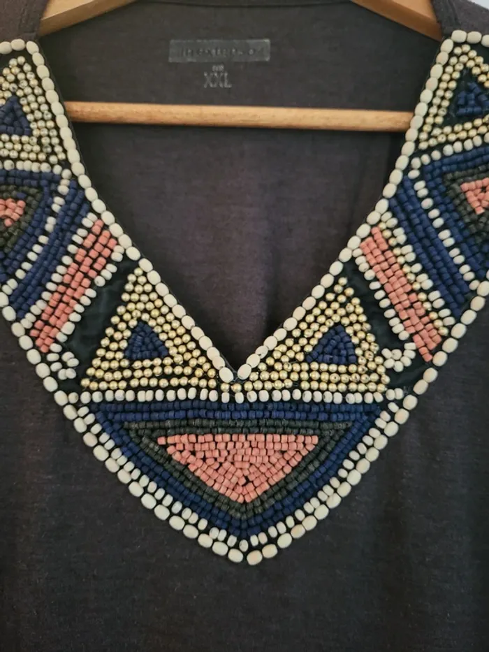 Tee-shirt marron avec bijoux - photo numéro 3