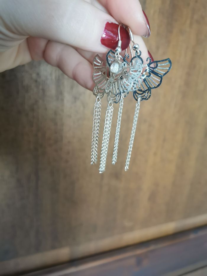 Boucles d'oreilles pendantes papillons et franges argentés - photo numéro 2