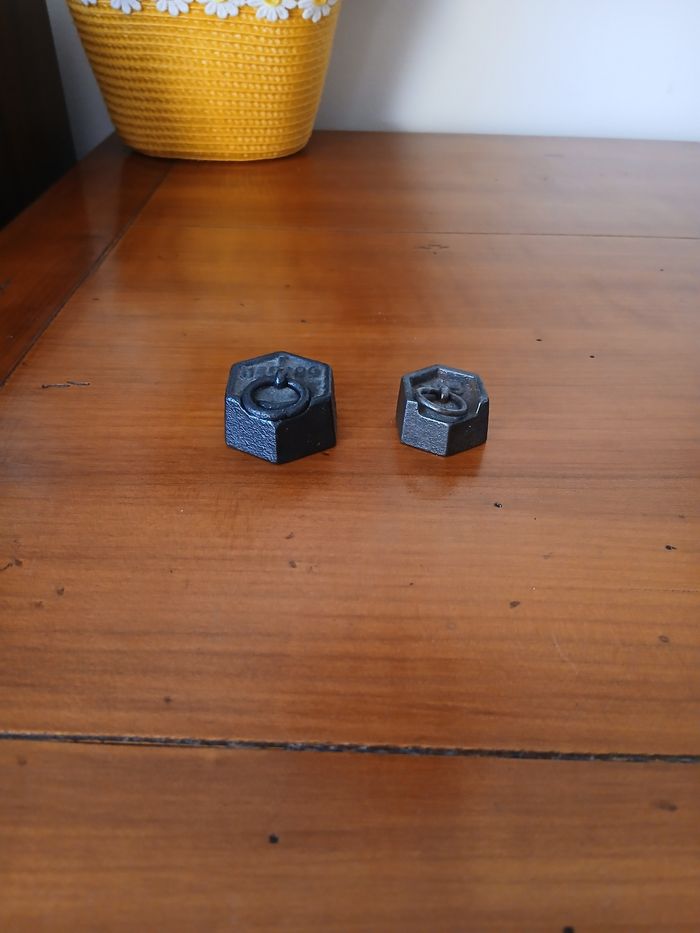 2 Anciens Poids hexagonaux en fonte *1 hectog + 50g