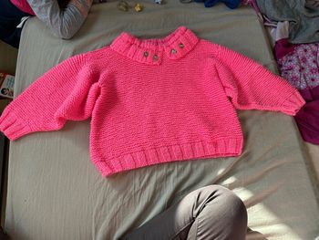 Pull en laine rose fait main 4 ans avec bouton hello kitty