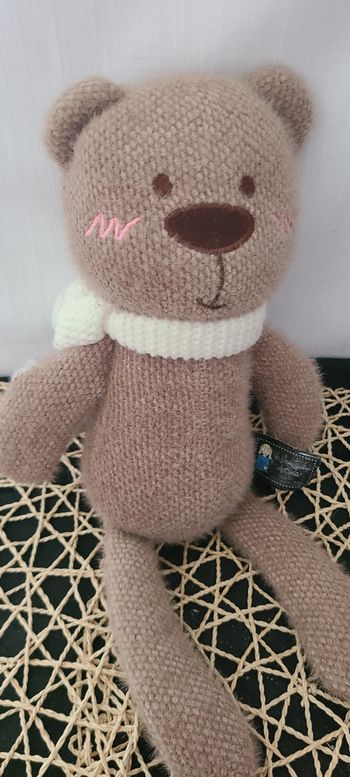 Peluche ours LES GOURMANDISES DE SOPHIE laine rose écharpe blanche