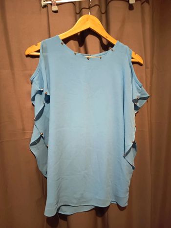 Tunique bleue. Dessous débardeur attaché avec un dessus manches chauve souris. Marque Jennyfer
