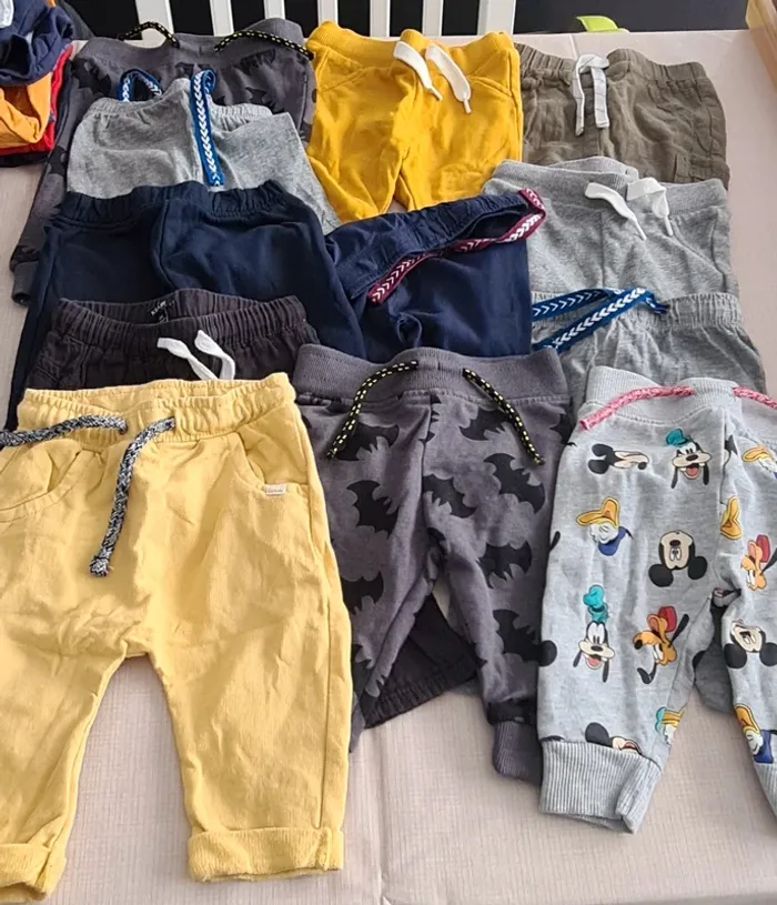 Lot vêtements bébé taille 6 mois (54 articles) - photo numéro 3