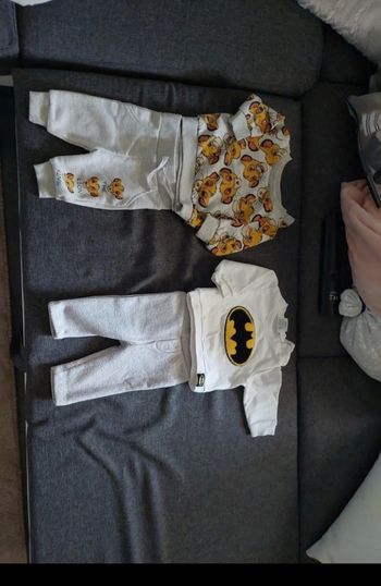 Ensemble rois lion 0/3 mois et Ensemble kiabi 1 mois