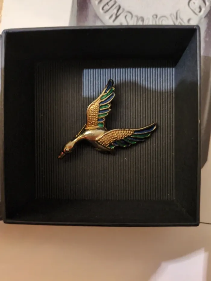Broche doré