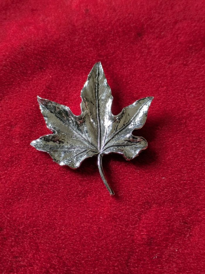 Pin's en étain Feuille d'érable signé Brown