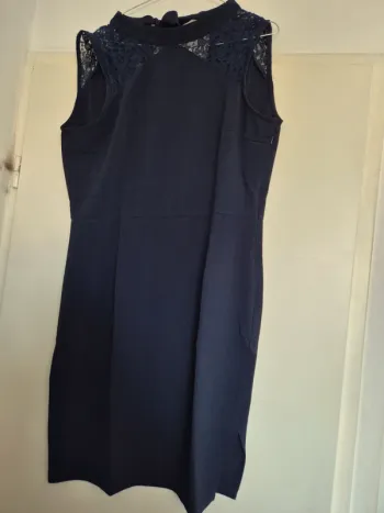 Robe de cocktail dos nu et dentelle bleu marine