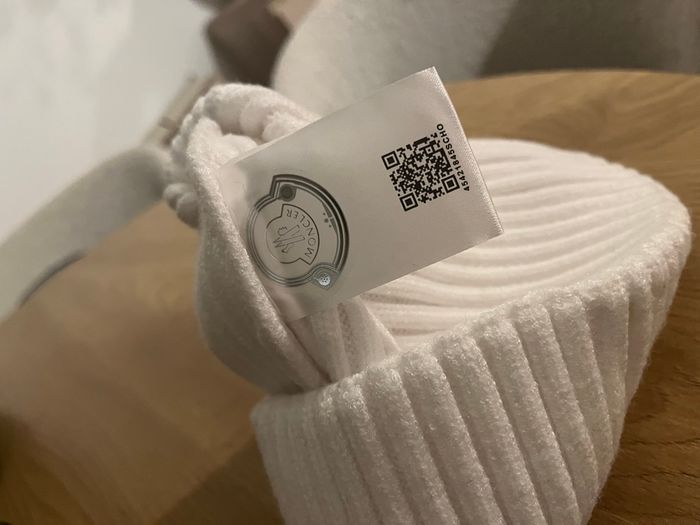 Bonnet Moncler blanc neuf - photo numéro 3