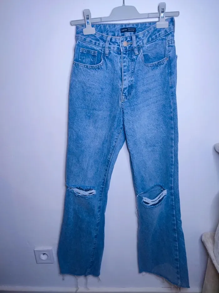 Jean large troué