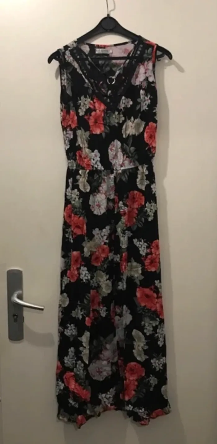 Robe 👗 longue red Queen Sans manches fleuris noir et rouge