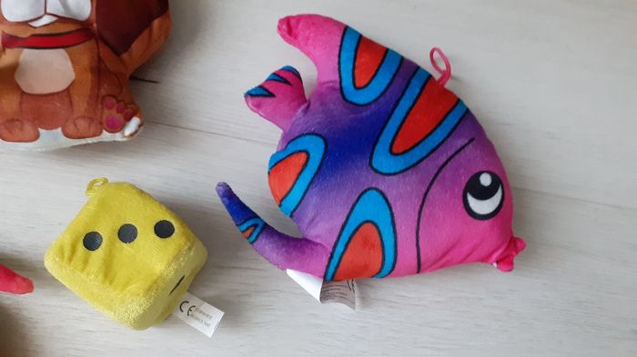 Lot 4 peluches 2 poussons 1 dé et un chiot Neufs - photo numéro 3