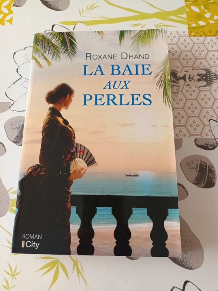 Livre : La baie aux perles de Roxane Dhand