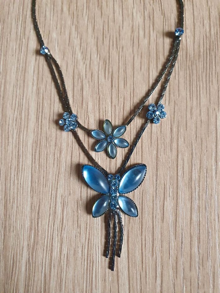 Collier bleu papillon et fleurs - photo numéro 2