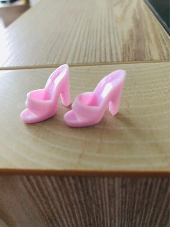 Paire de chaussures à talons rose barbie