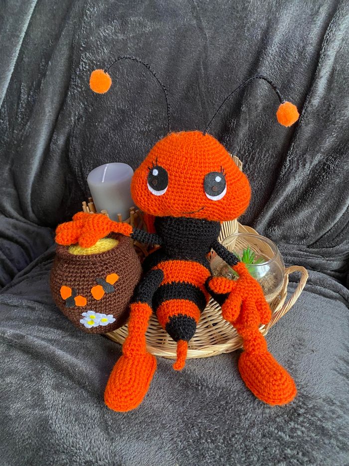 peluche abeille et son pot de miel