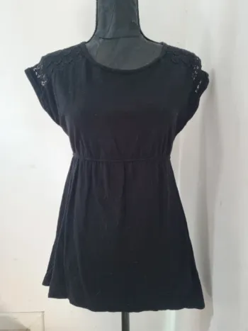 Tunique noire et dentelle. Femme. Taille 34 / 36. Kiabi. TBE