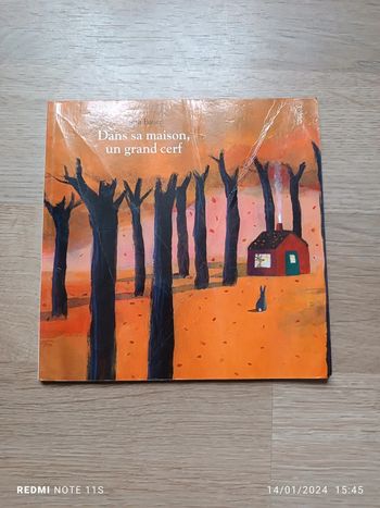 Dans sa maison un grand cerf