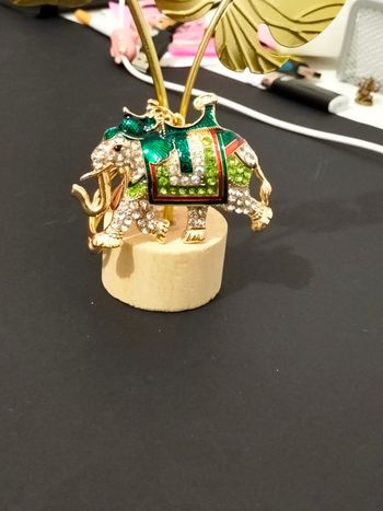 Porte clé bijou de sac éléphant vert avec pierres et strass neuf