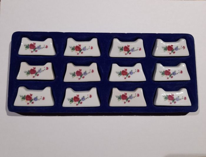 12 porte couteaux vintage en porcelaine - photo numéro 1