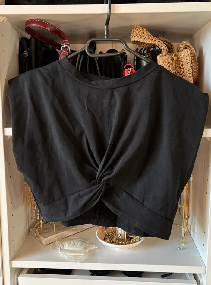 Tee-shirt noir crop top croisé