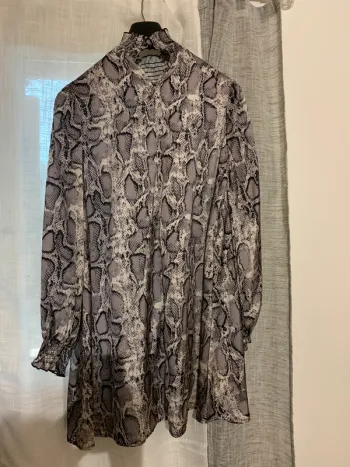 Robe tunique python à manches bouffantes