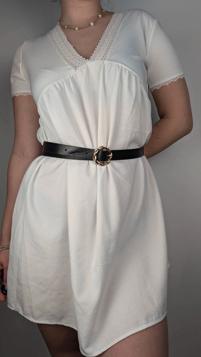 Robe blanche décolletée - photo numéro 3