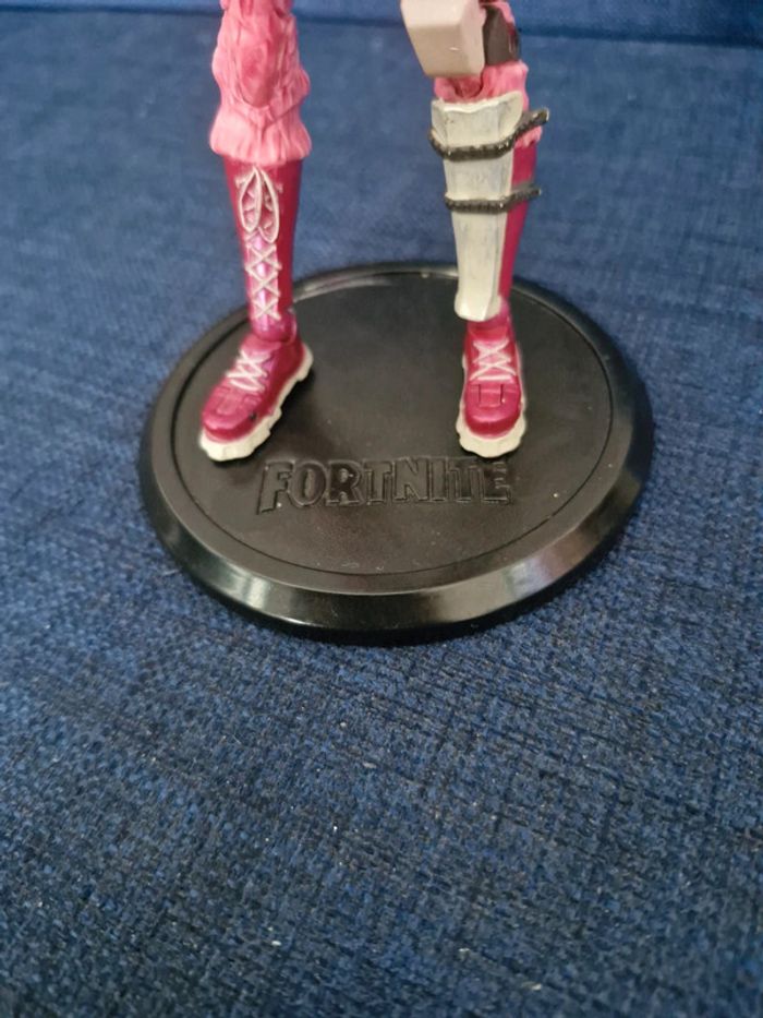 Figurine fortnite sur socle cuddle  team leader - photo numéro 3