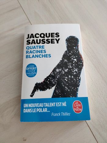 Livre poche policier Quatre racines blanches Saussey