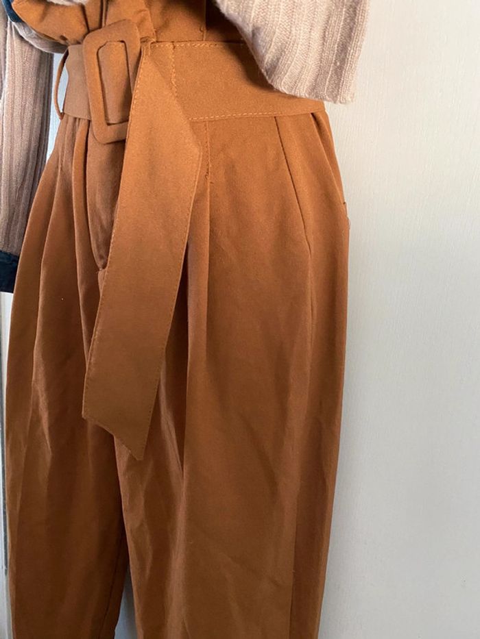 Bershka pantalon t 32  taille haute entre  marron moutarde des photos représentent bien la couleur - photo numéro 12
