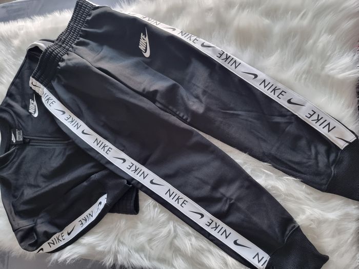 NEUF!!!! (non portés) ⚘️🤩🤩SUPERBE survêtement MIXTE 8 ans NIKE (prix ferme)⚘️⚘️🤩🤩 - photo numéro 3