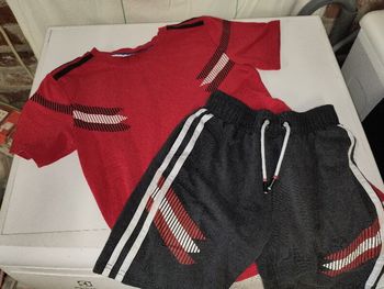 ensemble sport rouge / noir 10-12 ans
