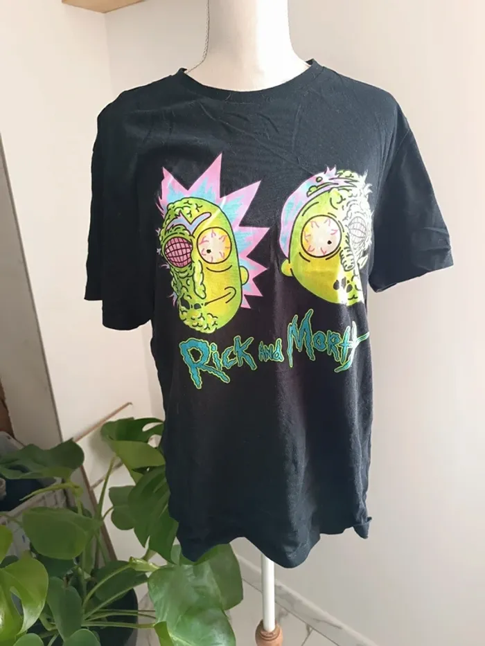 🎀 magnifique t-shirt Rick and morty taille L 🎀