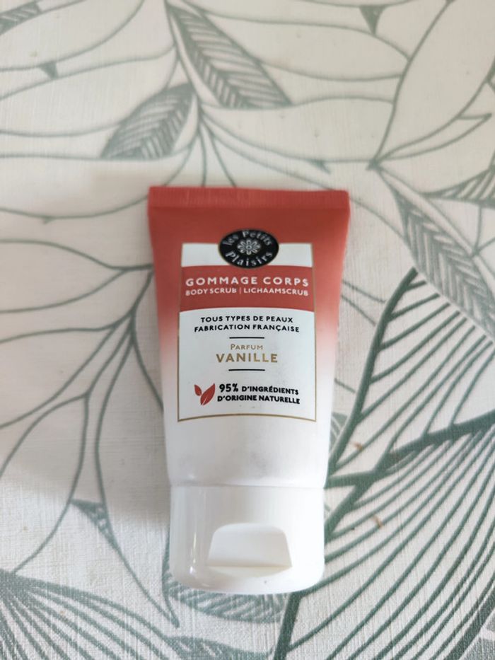 Les petits plaisirs gommage corps parfum vanille 30ml à utiliser 12 mois après ouverture