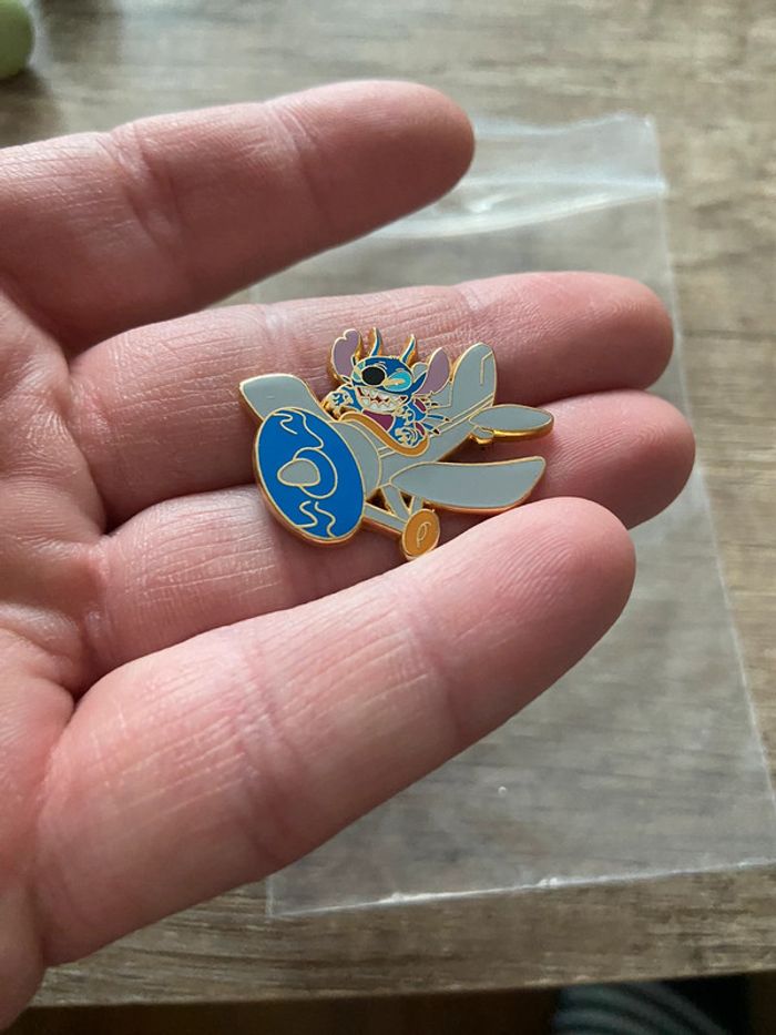 Pin’s stitch in a plane 300 limited edition disney