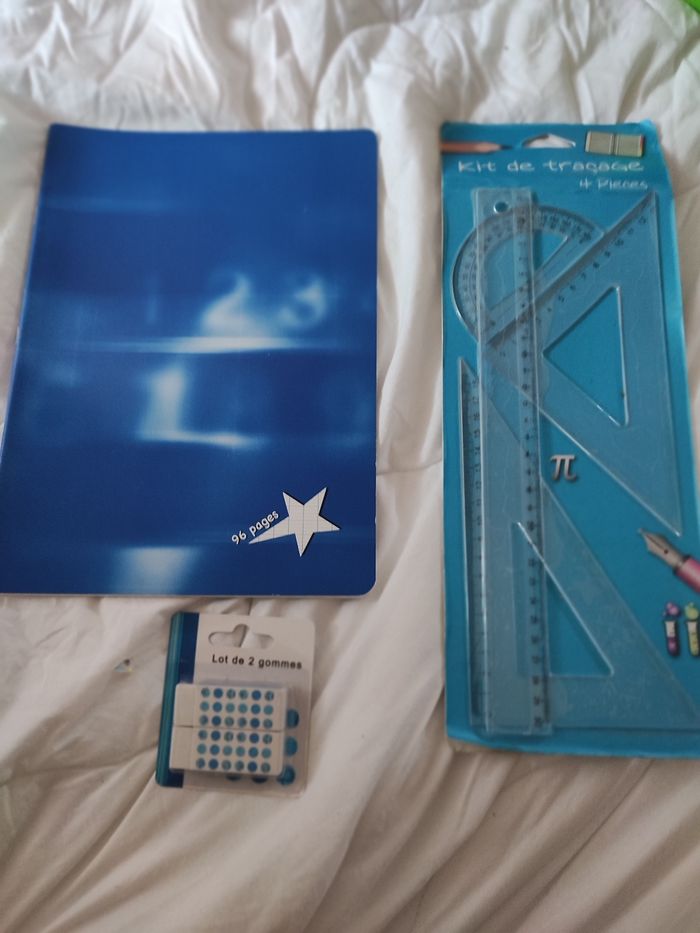 Lot avec cahier bleu