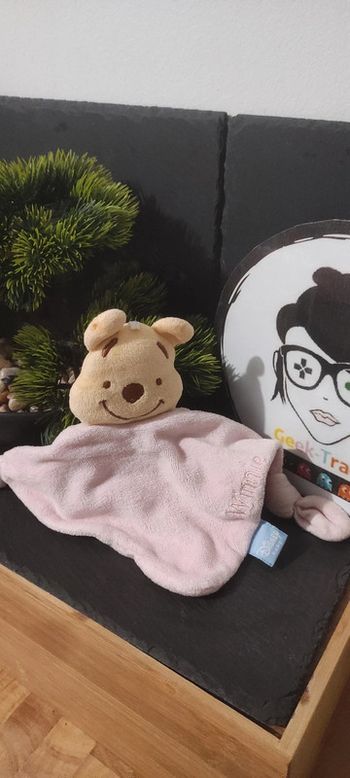 Doudou plat Triangle rose Winnie Disney Baby GSA jaune triangle noeuds marron