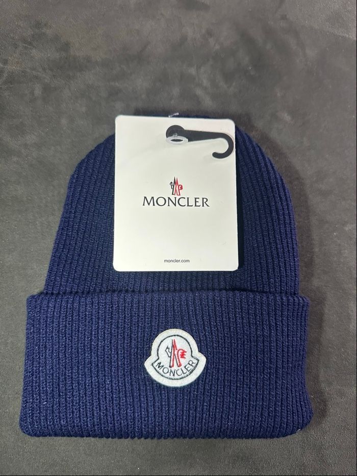 Bonnet Moncler – Bleu Marine Logo Blanc