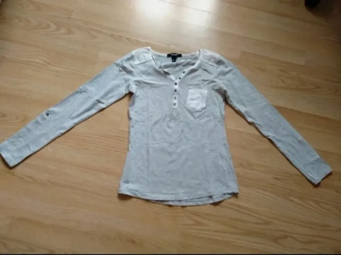 Haut manches longues. Gris et blanc. Femme. Jennyfer. 
Taille 36 - photo numéro 2
