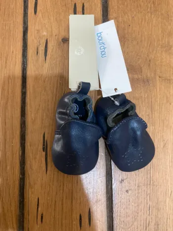 Chaussons bébé Bout’chou cuir marine – étoile perforée ⭐