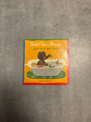 Livre Petit Ours Brun joue dans le bain