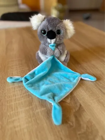 Doudou koala plat gris et bleu – Plush&Co – Très bon état / jamais servi
