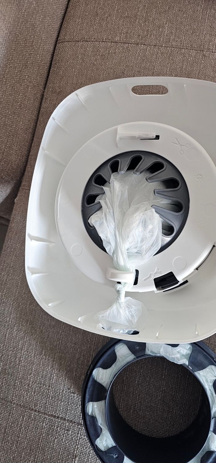 Poubelle a couche avec 2 recharges neuves - photo numéro 8